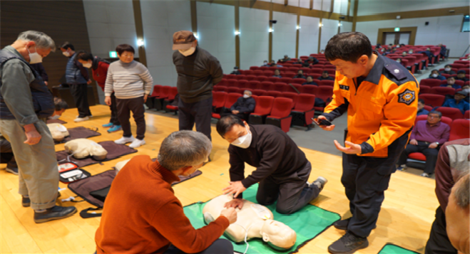 지하철 역사 승강기 근처에서 안전 조끼를 입고 승강기 이용을 안내하는 어르신들을 볼 수 있다. 바로 승강기 이용 문화 정착에 노력하는 ‘시니어 승강기안전단’ 참여자들이다.  한국노인인력개발원은 서울교통공사와 안전한 지하철 환경을 조성하고 양질의 노인일자리 창출을 통해 노인 복지 향상에 기여하고자 시니어 승강기안전단의 규모를 지속적으로 확대해 왔다.  ‘22년 7개 역사 52명, ’23년 20개 역사 280명 규모로 늘어났으며, 올해는 작년 대비 75% 늘어난 491명의 인원이 지하철 승강기 안전을 꼼꼼하게 살필 계획이다.   ※ 상세 내용은 [홈페이지] - [알림] - [보도자료]에서 확인할 수 있다.