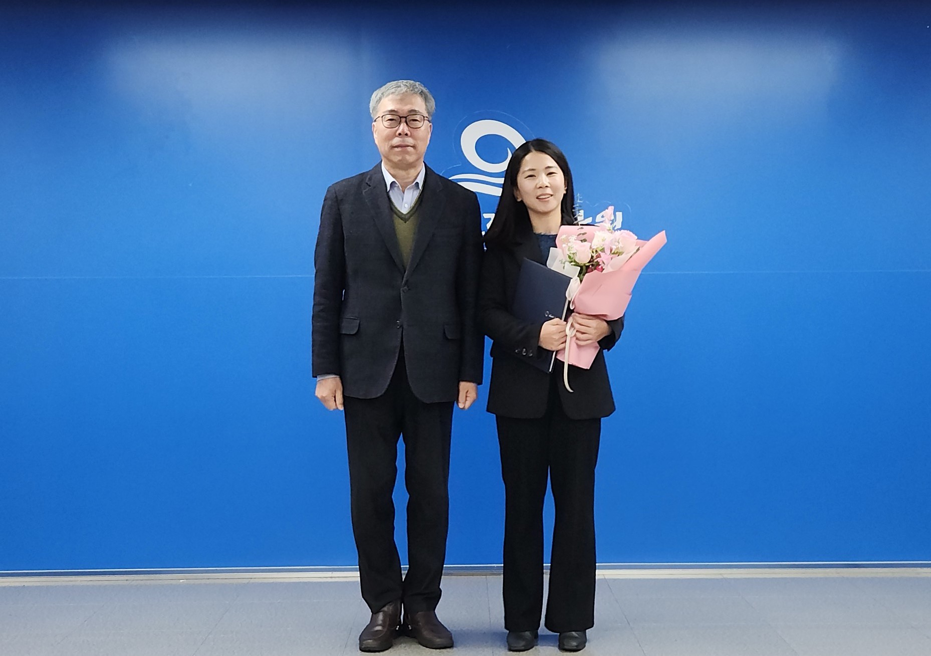 한국노인인력개발원은 청렴·인권 문화 확산 노력 등을 인정받아 보건복지부 장관 표창을 수상했다.  윤리경영추진팀 곽령은 선임은 '수행기관 대상 참여자 인권보호 공모전' 등 다채로운 청렴 캠페인 추진을 통해 부패없고 인권이 보호되는 노인일자리 생태계 조성에 기여한 공로를 인정받았다.  한국노인인력개발원은 향후에도 지속가능한 청렴·인권 활동에 힘쓸 계획이다.