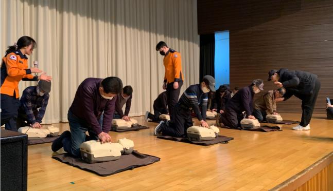 한국노인인력개발원은 서울교통공사와 2월 3일부터 4일간「시니어승강기안전단 참여자 통합교육」을 실시했다.  양 기관은 올해 ‘시니어승강기안전단’ 사업에 참여하는 582명을 대상으로 사업소개, 승강기 기본교육, 응급조치 요령 및 심폐소생술, 승강기 점검 요령, 승강기 응급조치 및 안전계도 홍보요령을 교육했다.   ？※ 상세 내용은 [홈페이지] - [알림] - [보도자료]에서 확인할 수 있다.