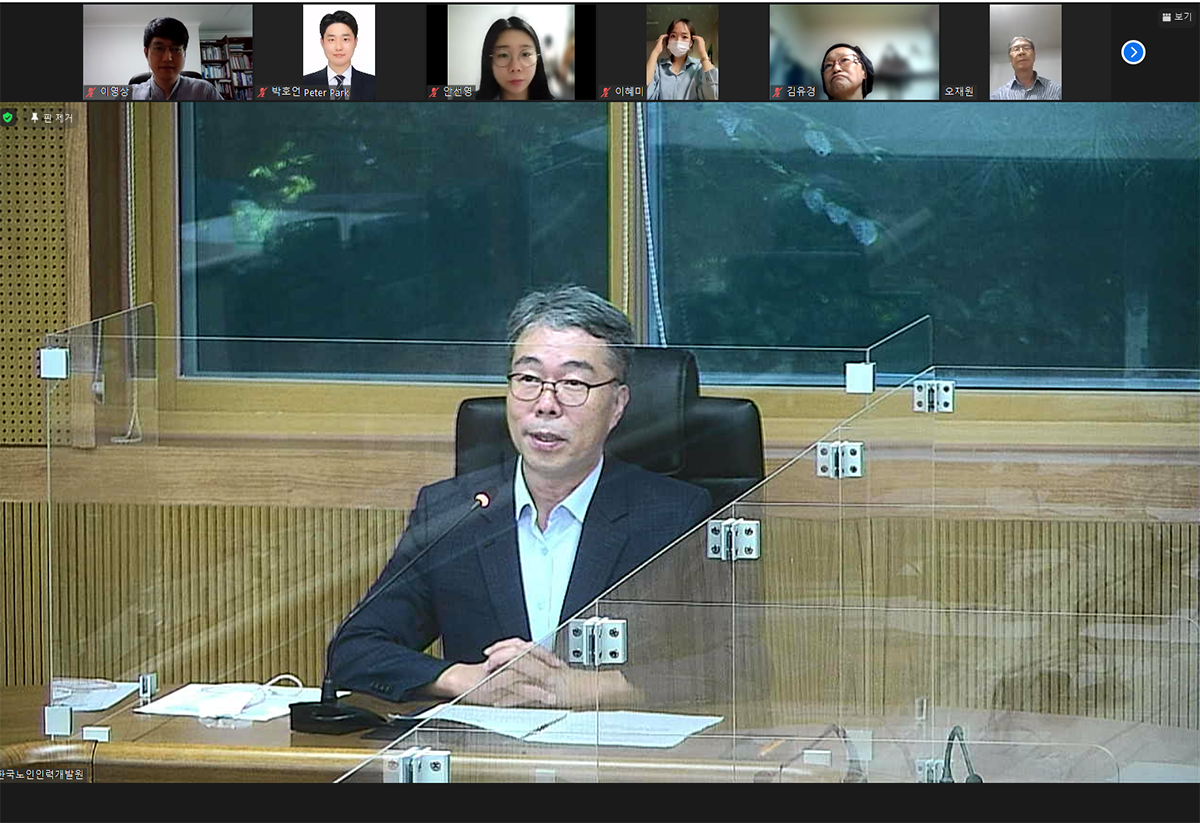 한국노인인력개발원 김미곤 원장이 책상에 앉아 비대면 발대식을 진행하는 모습